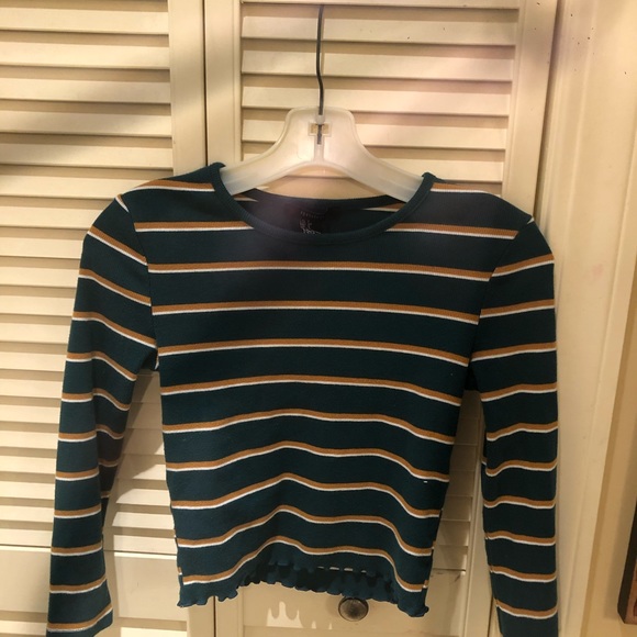 Stretchy form fitting crop top. - Picture 2 of 3